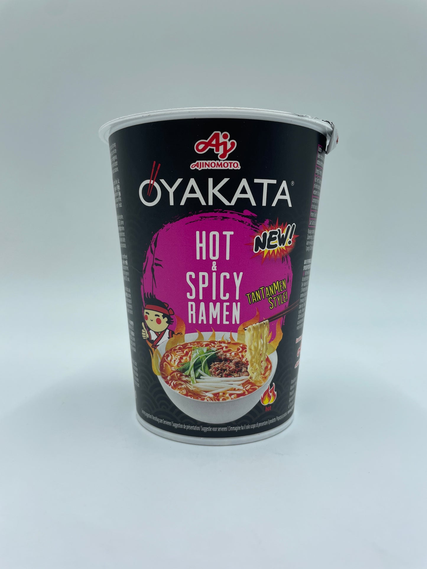 Instant kop suppe med nudler og krydret ramen fra AJINOMOTO, vises i en klar kop med dampende varm suppe og nudler