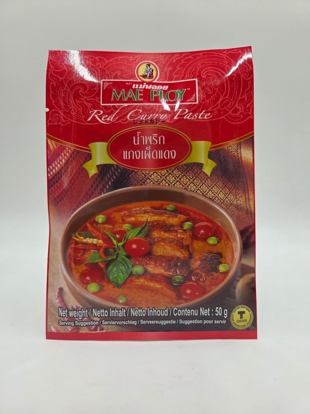 Rød karrypasta fra MAE PLOY i en glat, rød paste i en åben beholder, klar til madlavning.
