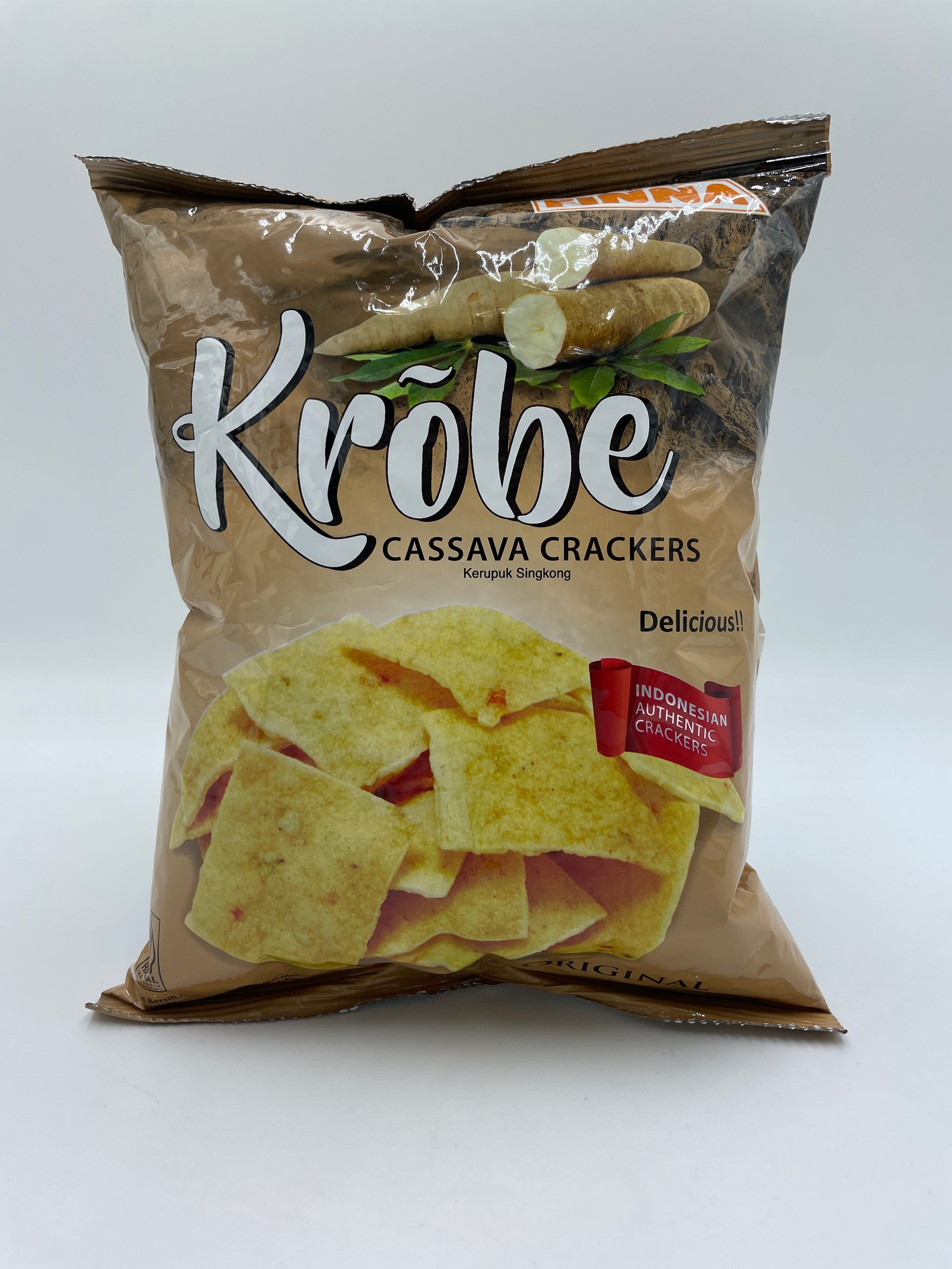 Krobe Cassava Crackers snacks fra FINNA, sprøde og gyldne kiks lavet af kassava, vist på billedet.