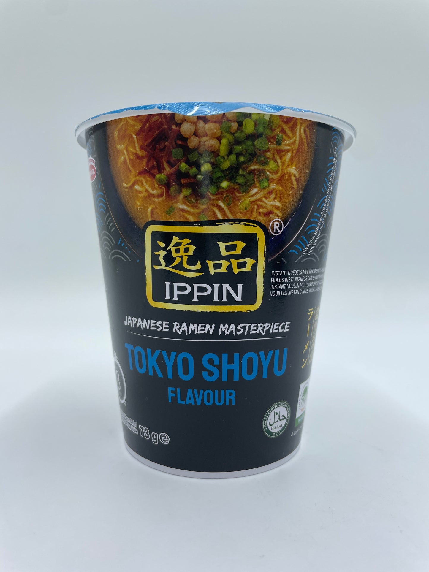 Billed af Instant Cup Noodles Tokyo Shoyu smagsnudler fra IPPIN i en plastikkrukke med soyasauce smag og nudler.