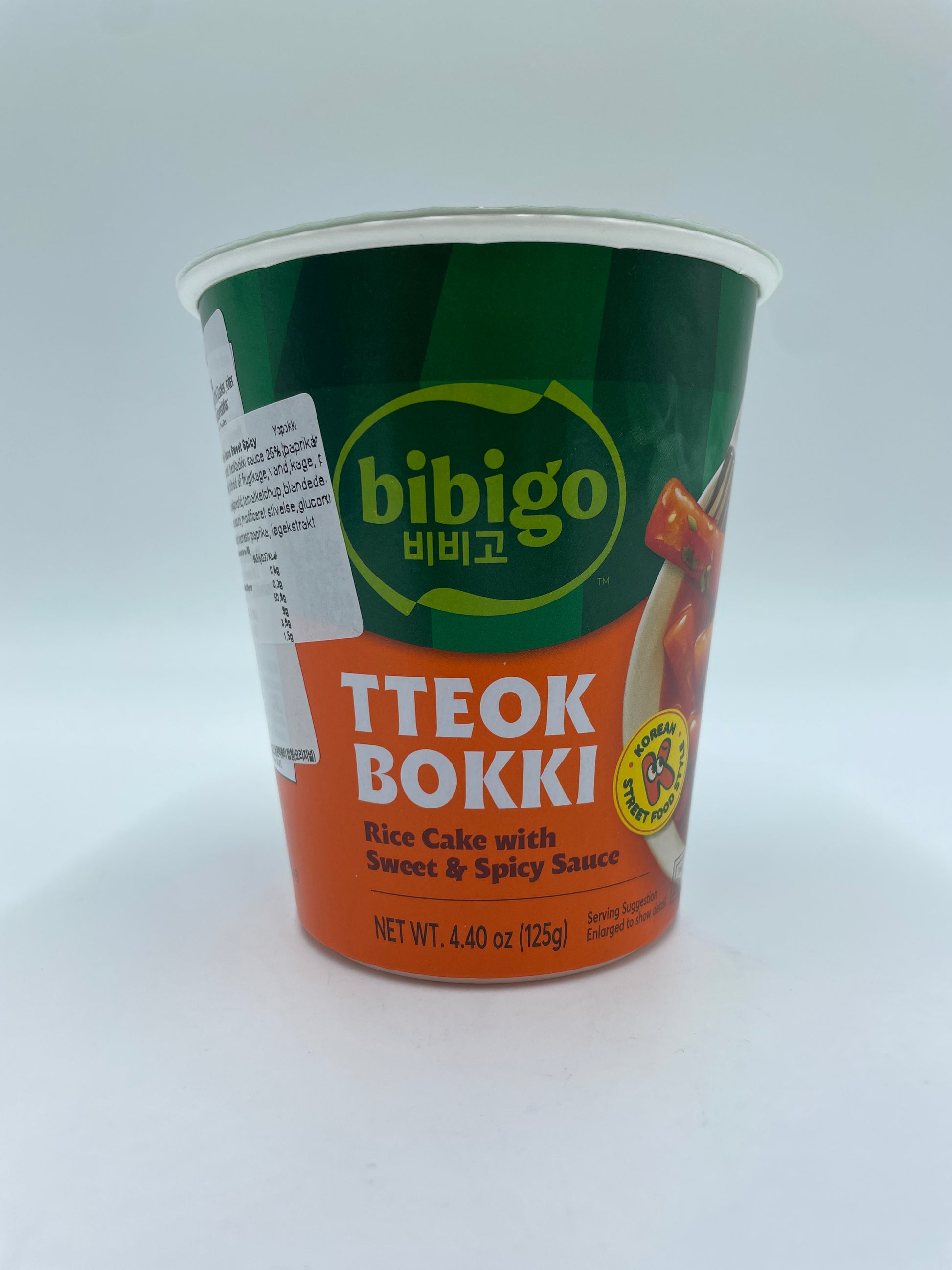 BIBIGO Tteokbokki ris-kage i skål med sød og krydret sauce, nudler og ris, klar til servering