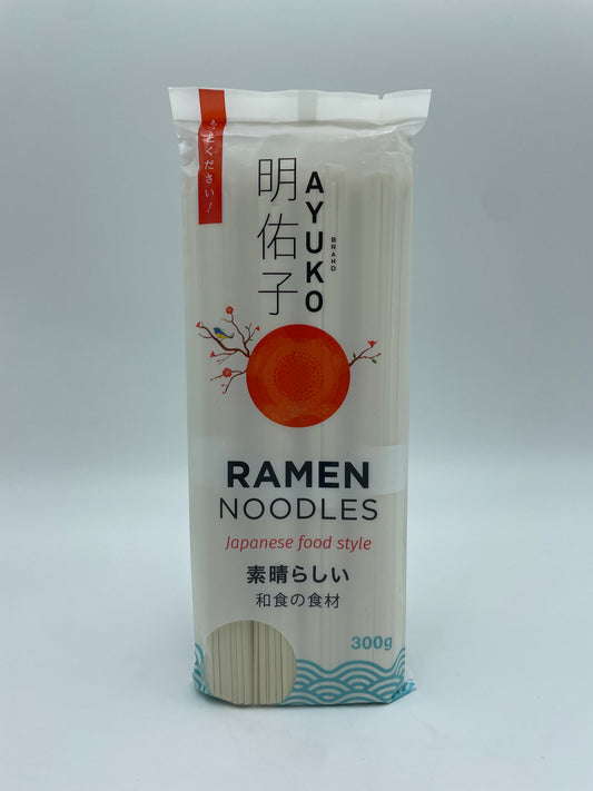 Billed af japanske AYUKO ramen nudler i skål med grøntsager og suppe, klar til servering.