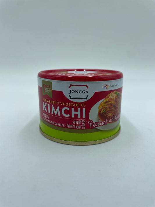 JONGGA fermenterede kimchi med skivet kål, konservede grøntsager i glas, klar til servering, traditionel koreansk mad.