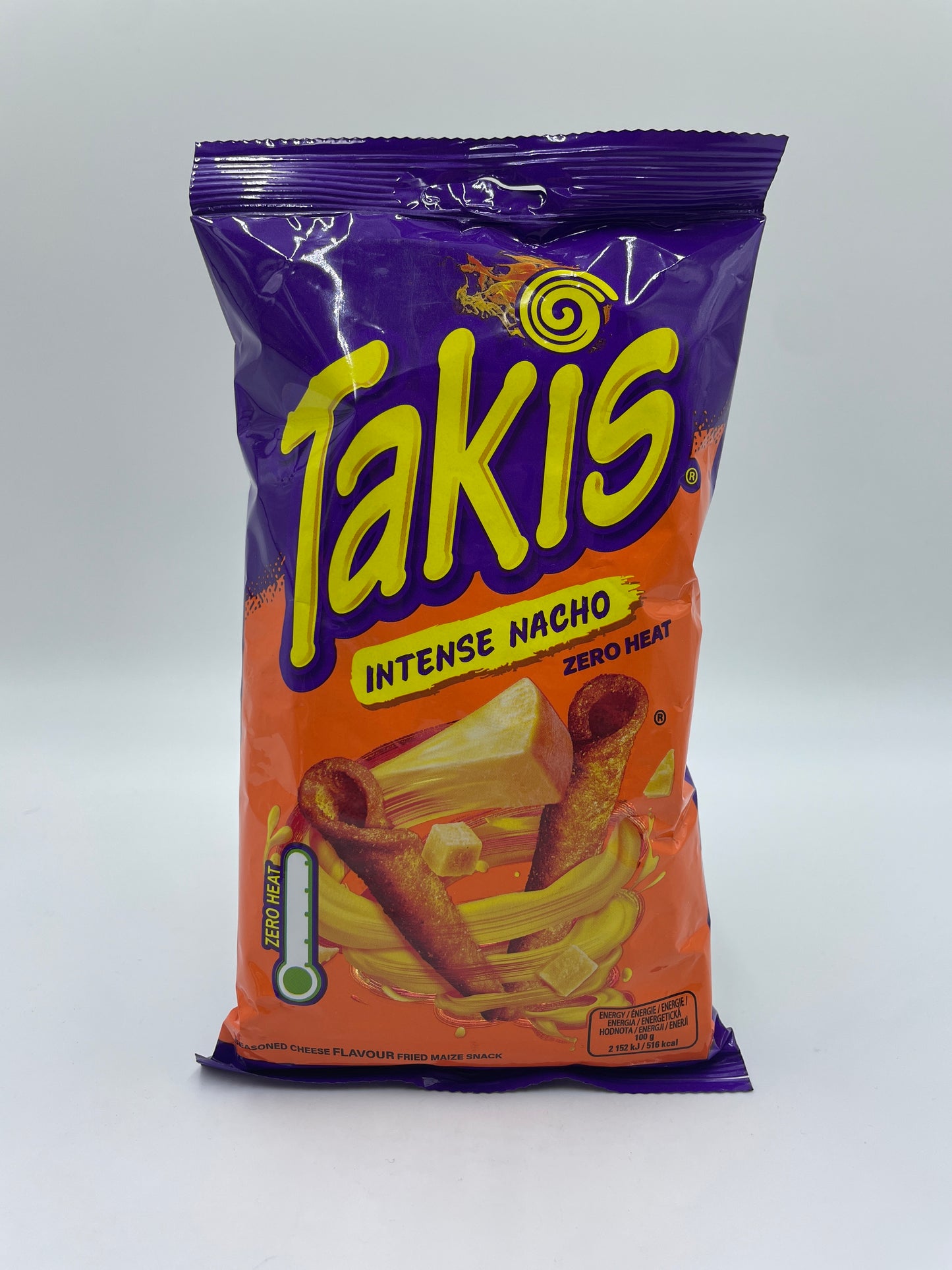 Krydrede TAKIS Intense Nacho snacks med ostesmag, sprød majs snack i pose med rød og orange farve, klar til spisning