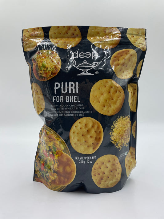 Crispy DEEP Puri For Bhel lavet af hvedemel, indiske snacks, vises i en pose med sprøde crackers.