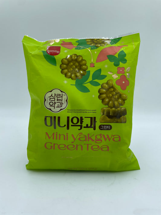 To mini yakgwa snacks med grøn te fra SAMLIP, vist i en klar skål, med gyldne og sprøde teksturer.