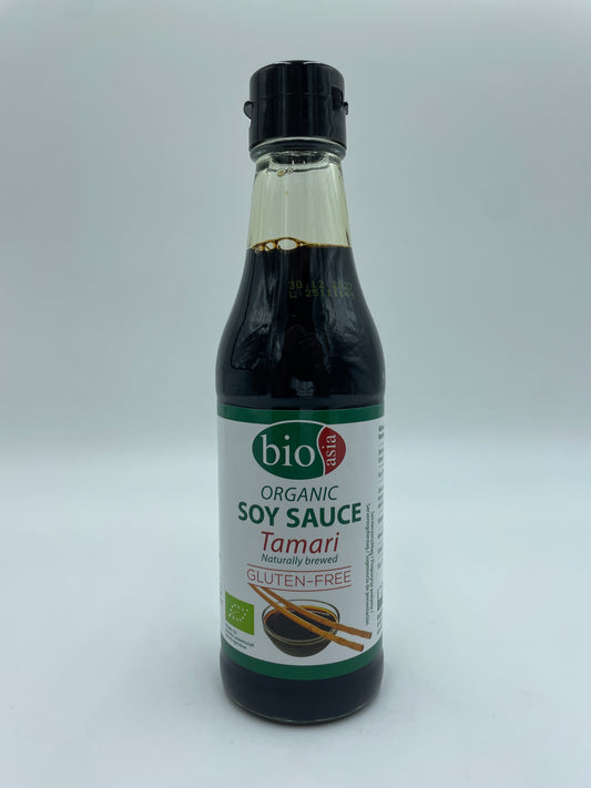 Økologisk soyasauce Tamari fra BIO ASIA, flydende sauce i glasflaske med mørk brun farve og etikette.