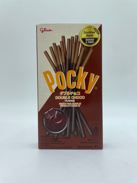 Pocky snack med dobbel chokolade smag, vises som biscuit sticks med chokoladetopping i billedet.