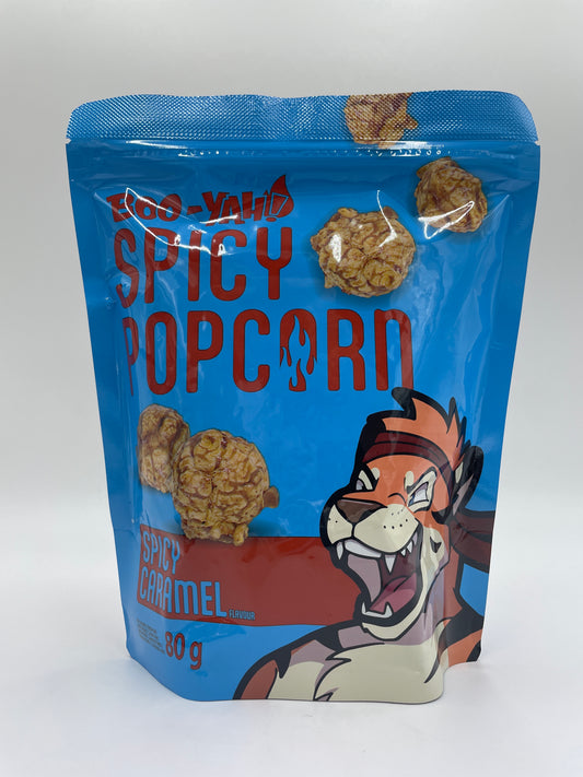 Krydret popcorn med karamel-smag fra BOO-YAH, sprød snack med gyldent popcorn og karamelfarvet overflade.