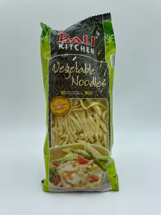 BALI grøntsagsnudler i skål med friske grøntsager og nudler, klar til servering, i en klar skål.