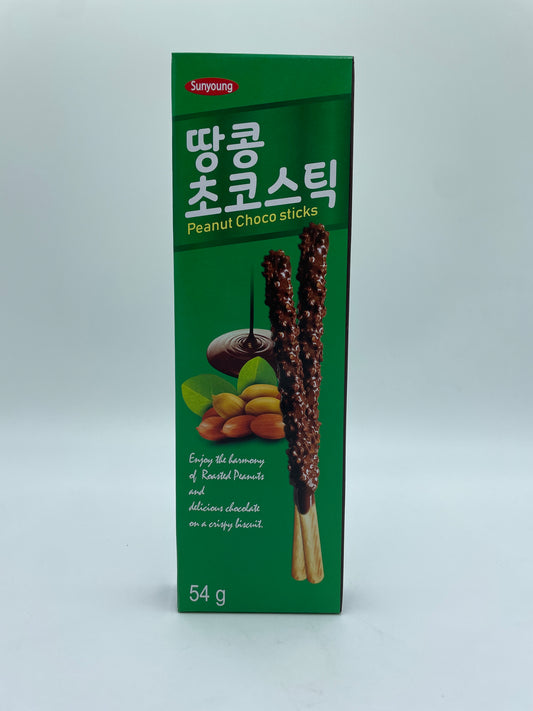 Chokolade- og jordnøddesticks fra SUNYOUNG, sprød snack med chokoladeovertræk og nøddefyld, vist i billedet.