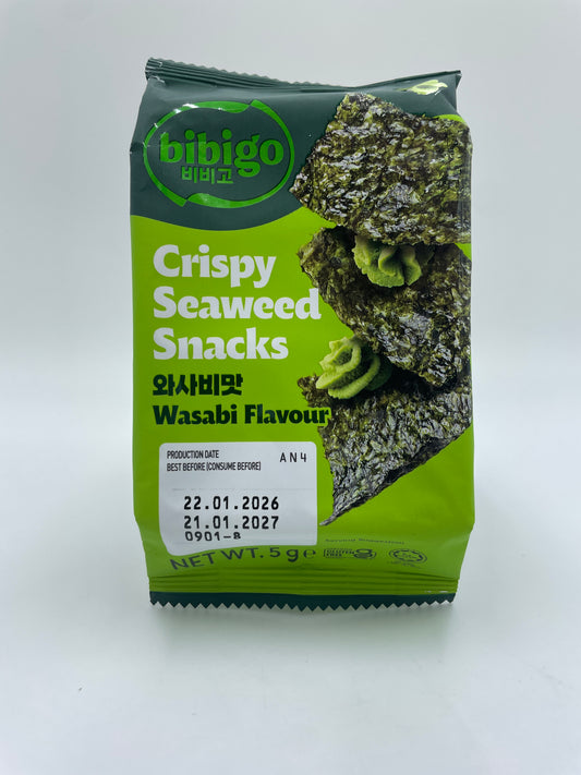 Knasende wasabi-smagende tangsnack fra BIBIGO med sprød tekstur og grønne tangblade.