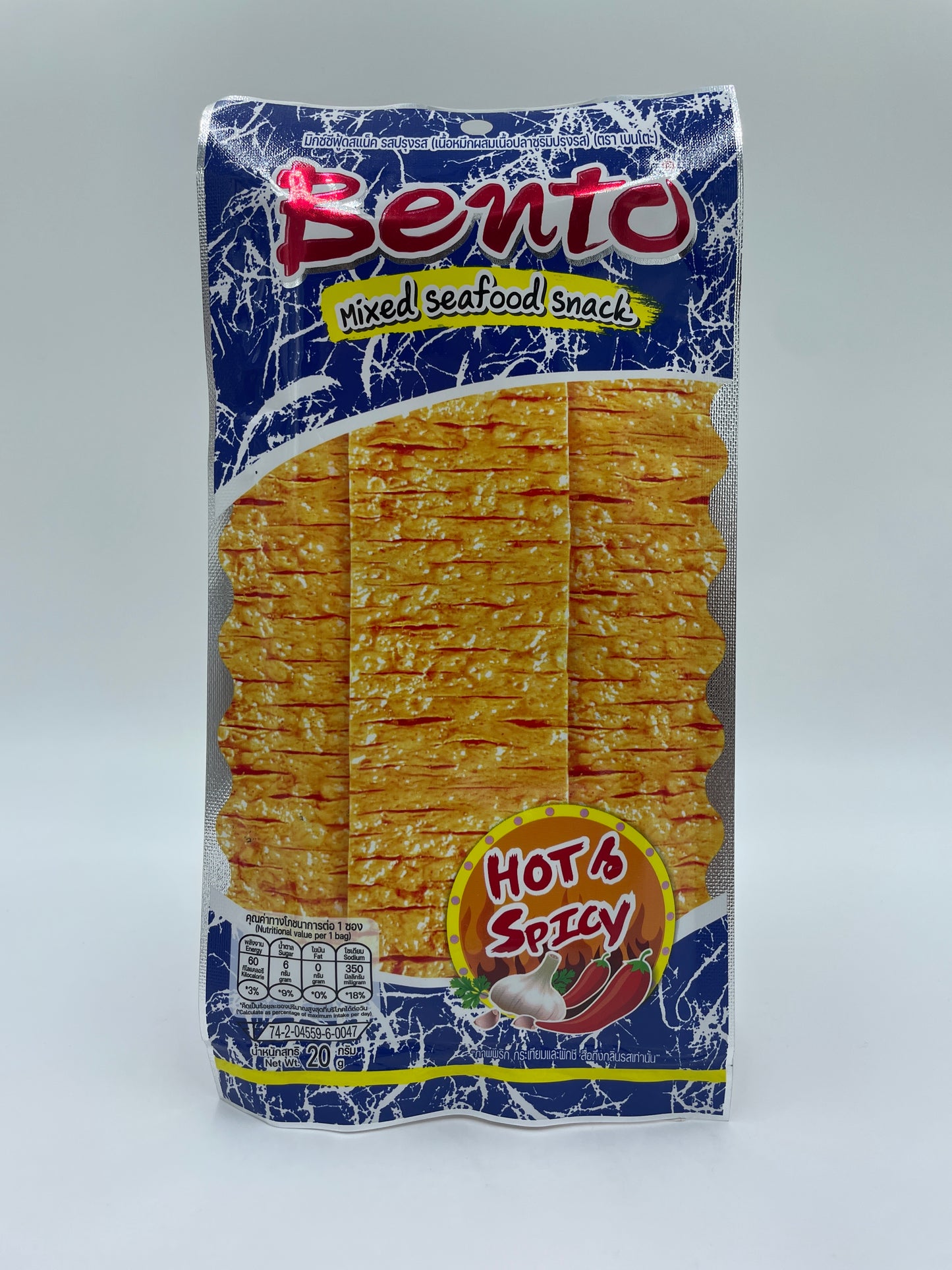 BENTO krydret blanding af seafood snacks med hot og spicy smag, vises i en skål med forskellige snacks.