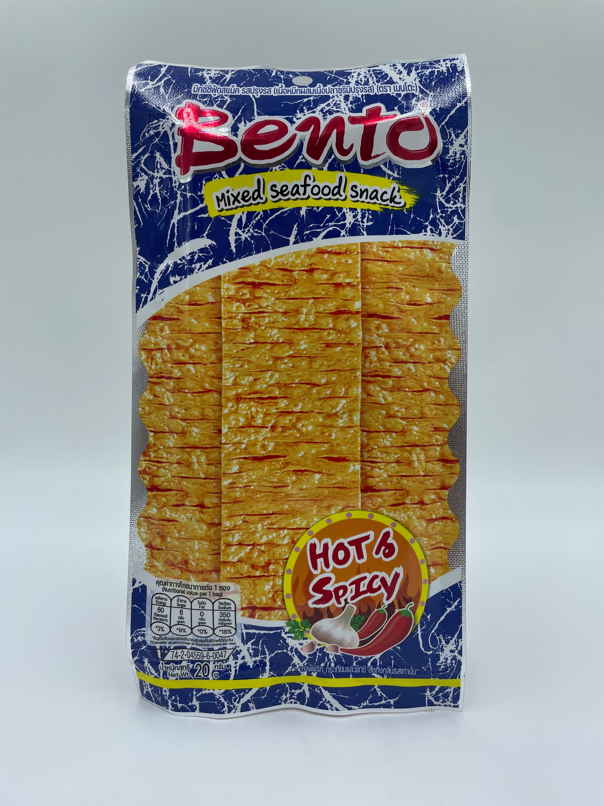 BENTO krydret blanding af seafood snacks med hot og spicy smag, vises i en skål med forskellige snacks.