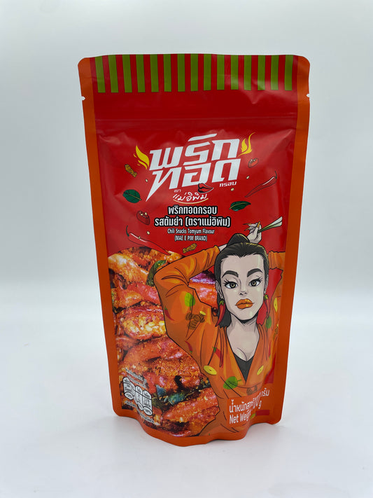 Chili snacks med Tom Yum smag fra MAE E PIM, vises i en åben pose med krydrede snacks.