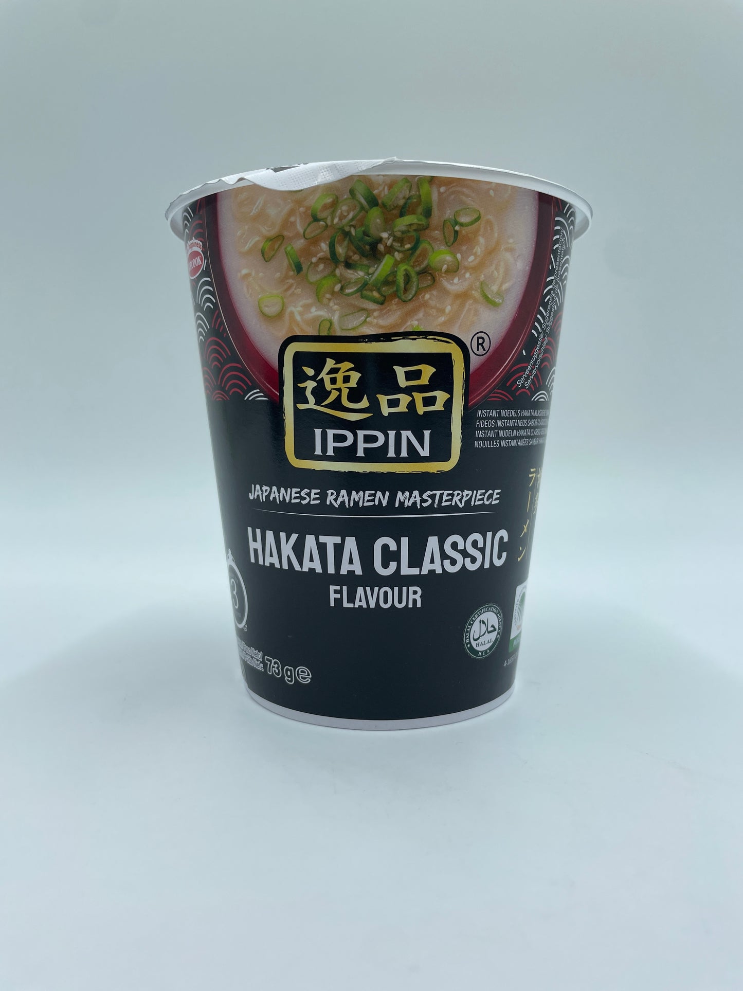 Instant Cup Noodles Hakata Classic Flavour fra IPPIN, med nudler og ris i en varm, velduftende kop.