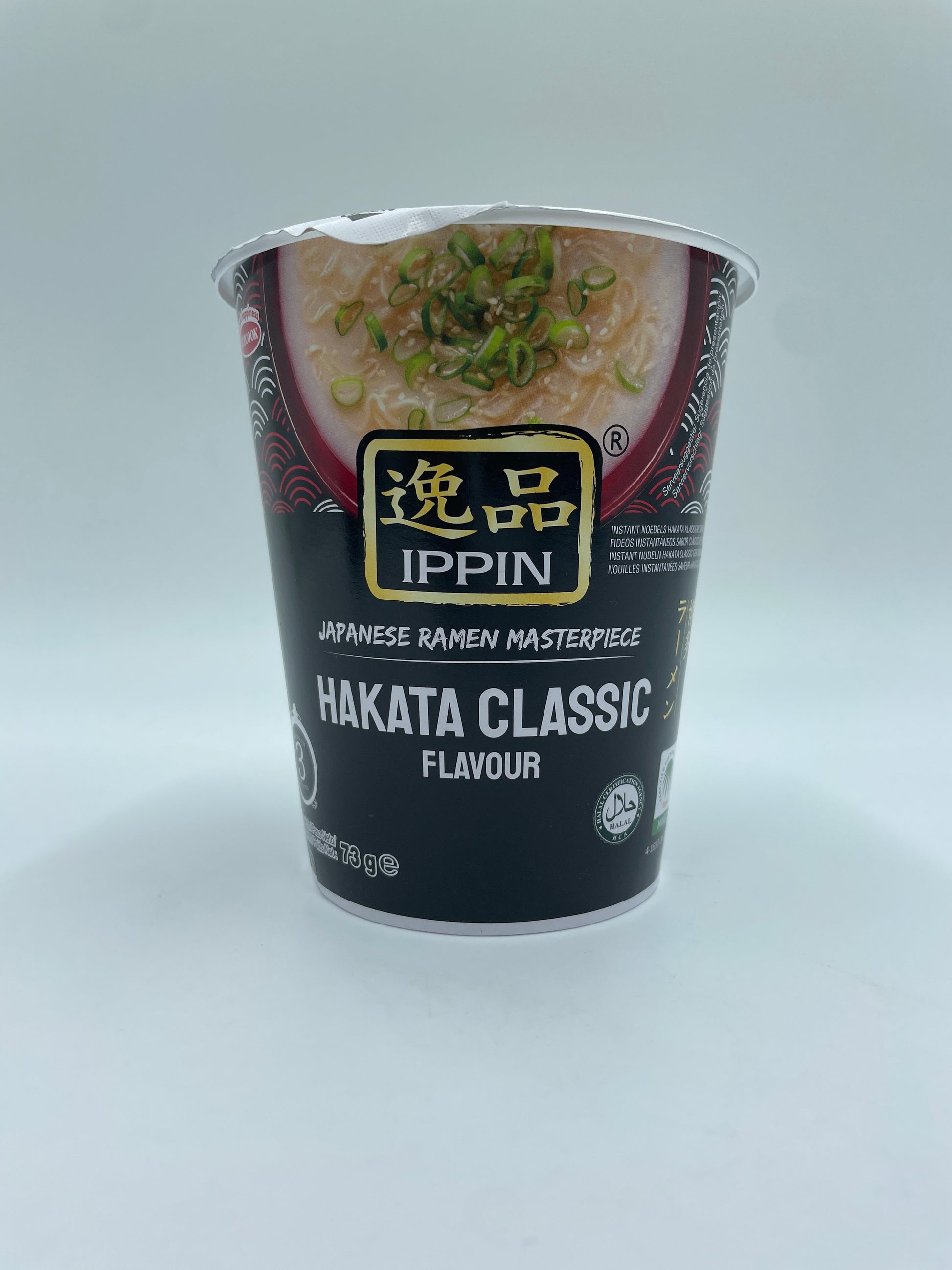 Instant Cup Noodles Hakata Classic Flavour fra IPPIN, med nudler og ris i en varm, velduftende kop.