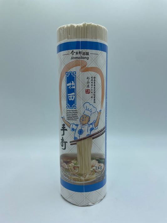 Jinmailang Ramen nudler i skål, kogte ramen nudler med grøntsager og krydderier, klar til at spise.