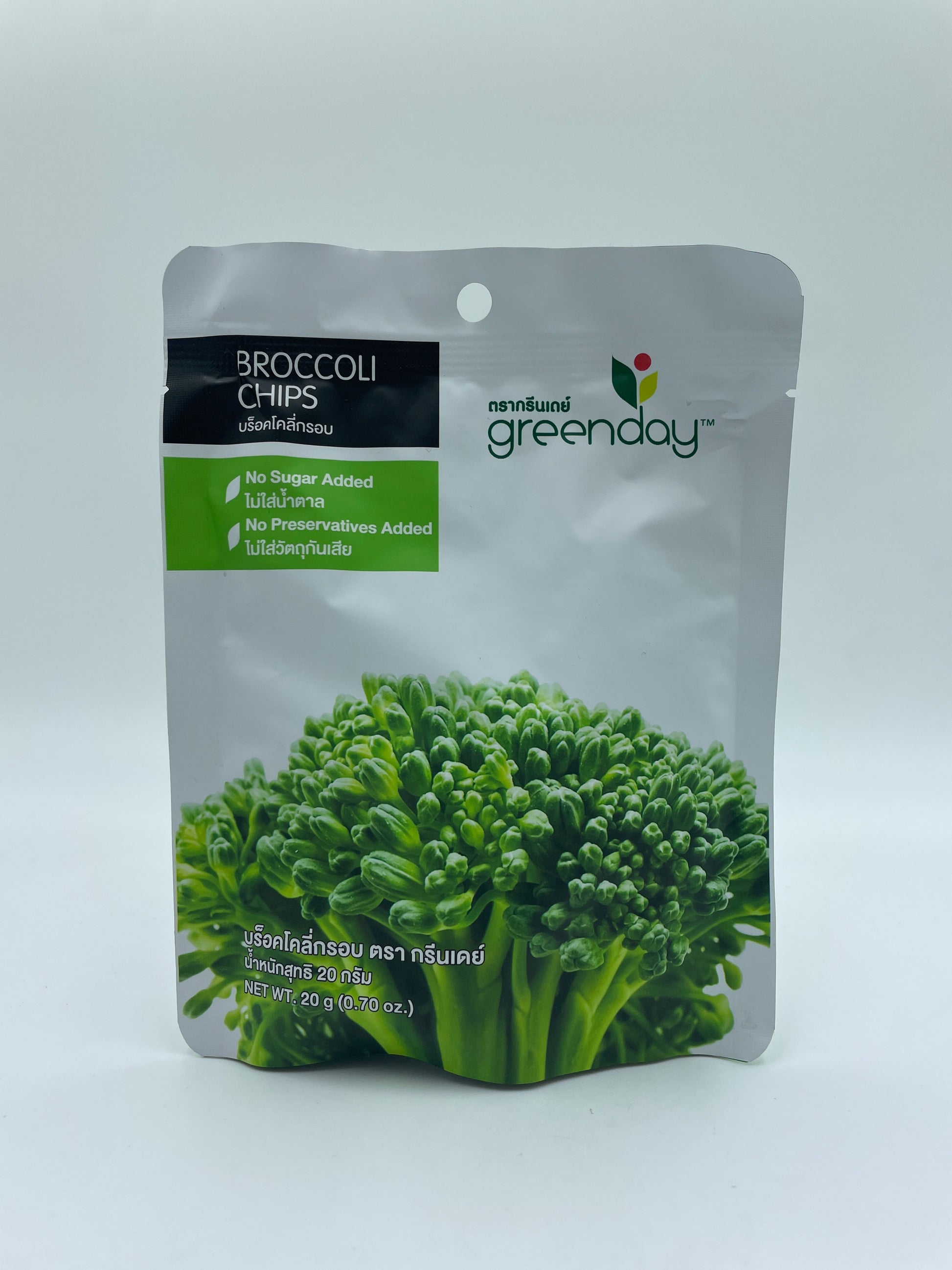 Knasende broccoli chips fra GREENDAY som sunde snacks, vist i en pose med grønne chips.