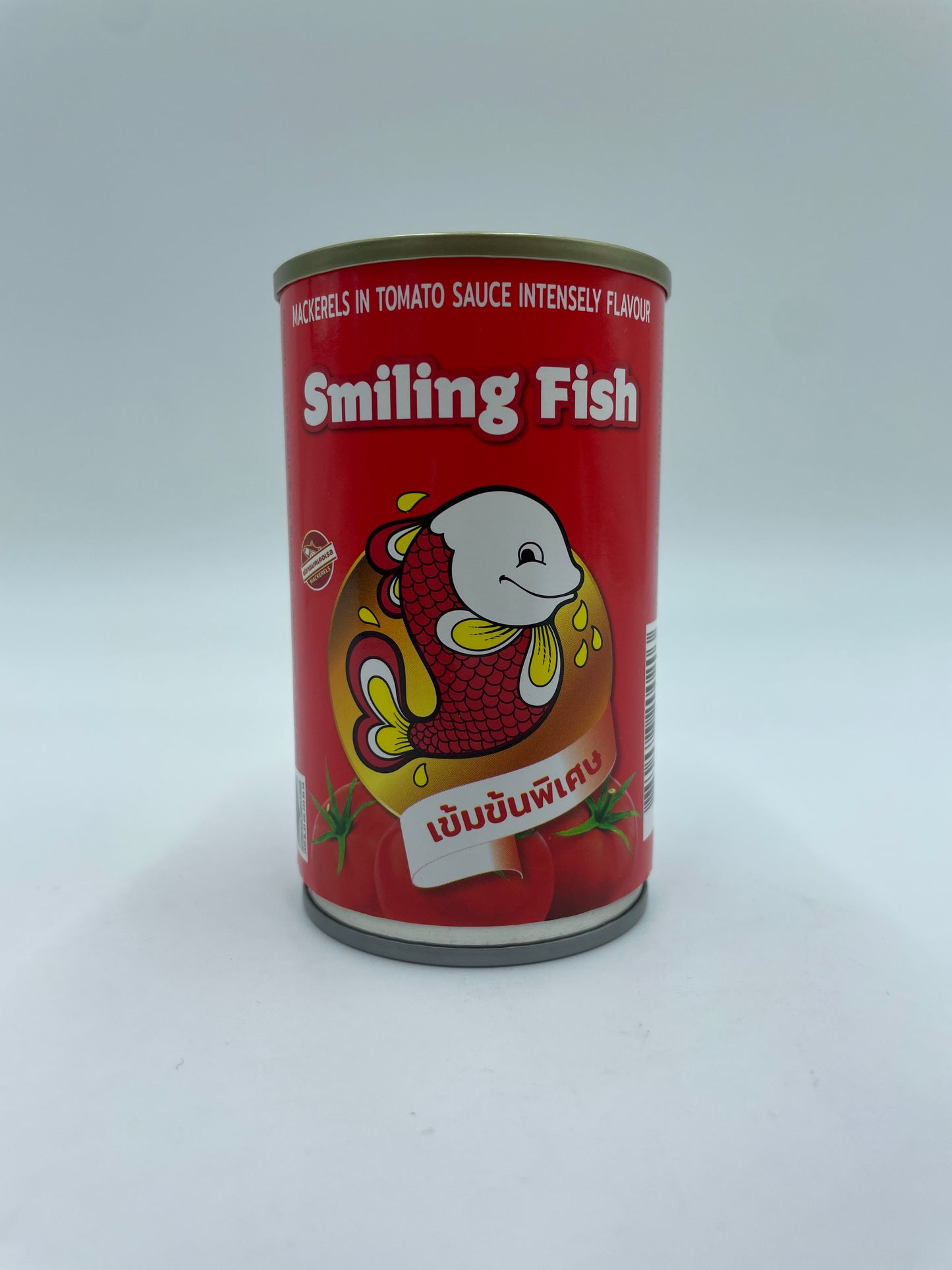 Konserverede makrel i tomatsauce fra Smiling Fish, intens smag, nærbillede af den velsmagende konserves i dåsen