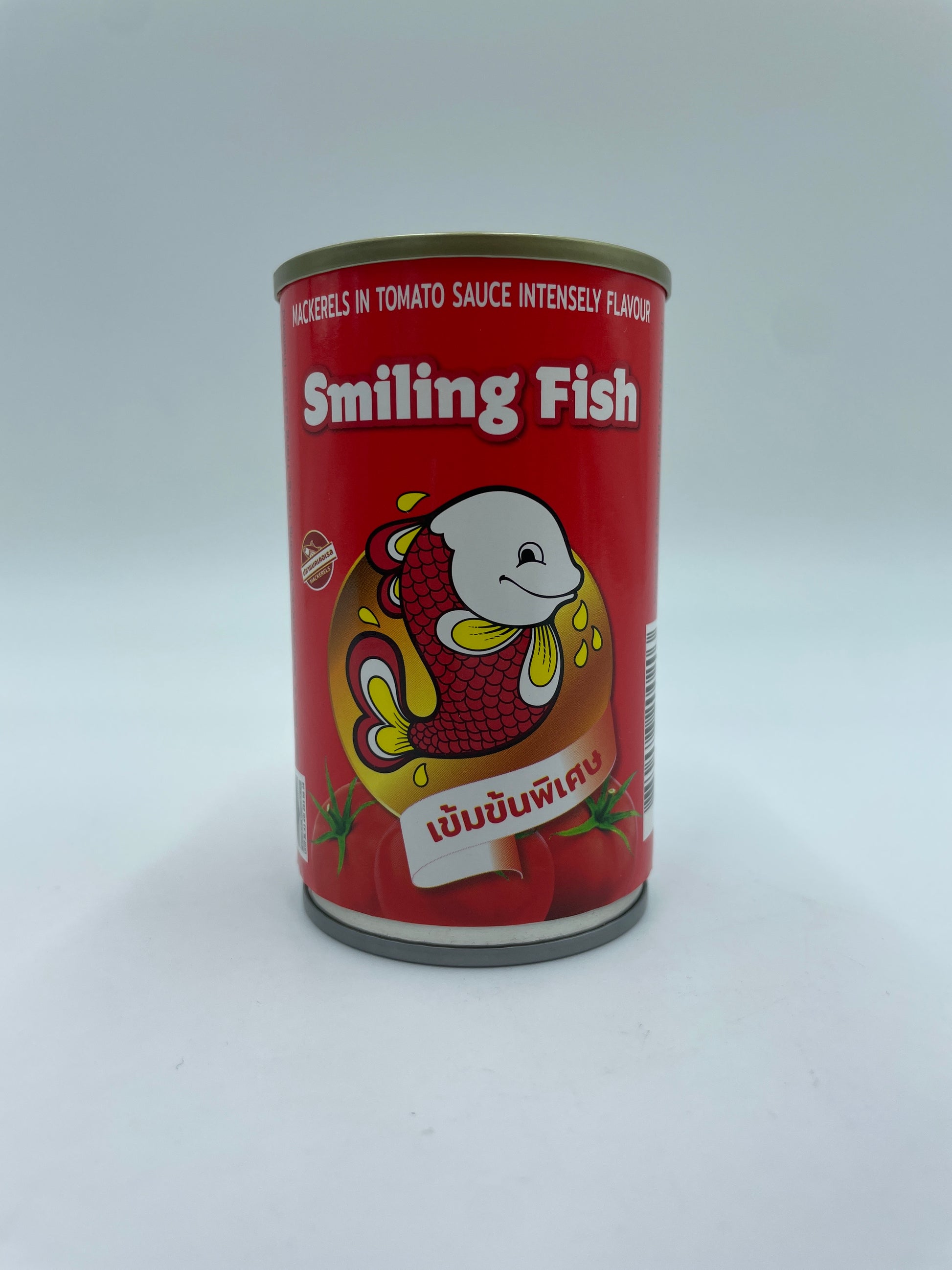 Konserverede makrel i tomatsauce fra Smiling Fish, intens smag, nærbillede af den velsmagende konserves i dåsen