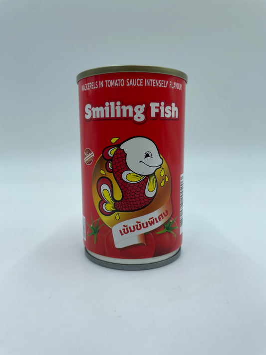 Konserverede makrel i tomatsauce fra Smiling Fish, intens smag, nærbillede af den velsmagende konserves i dåsen
