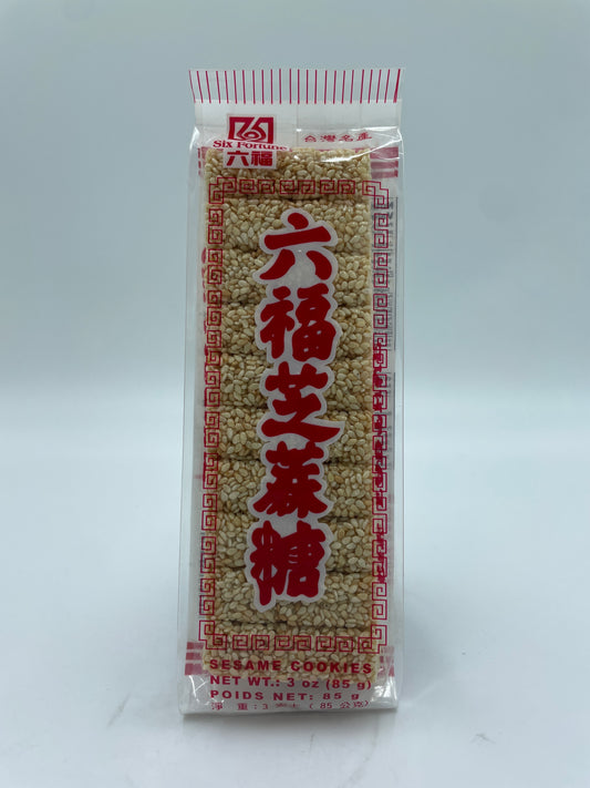 Sesamkager fra SIX FORTUNE, sprøde snacks med sesamfrø, vist på billedet. Perfekte til snacks og småmåltider.