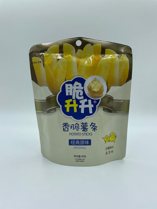 Kogte pommesstave fra Thai Supermarked, sprøde snack med gylden farve og saltet overflade, klar til spisning