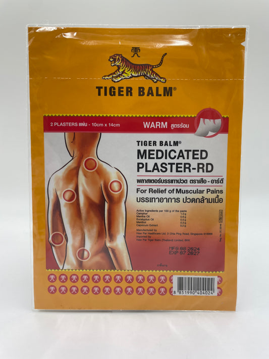 Tiger Balm varm medicinsk plaster til lindring af muskelømhed, synlig på billedet med plasteret på huden.
