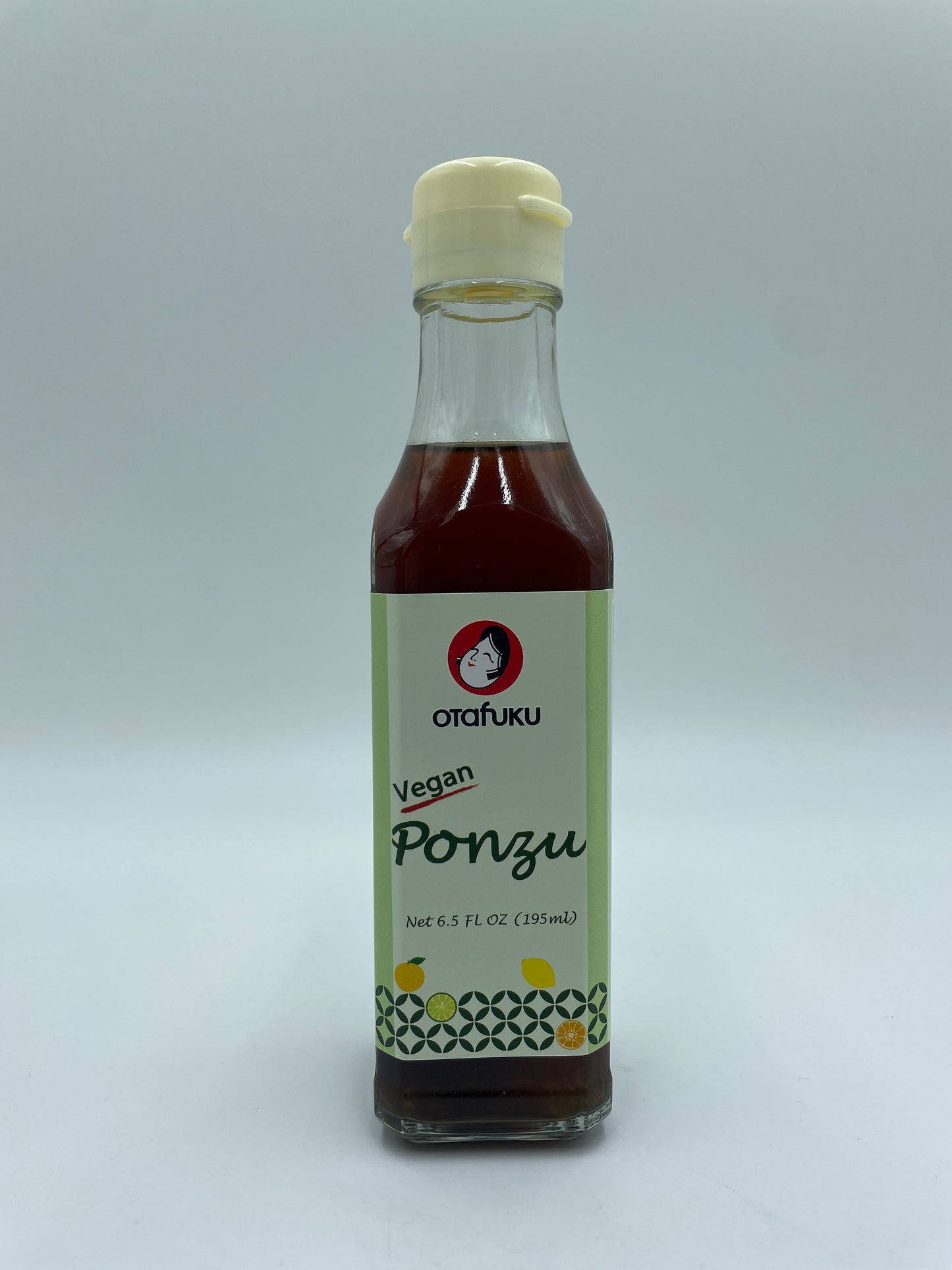 Bæger med vegansk Ponzu-sauce fra OTAFUKU, japansk smag, klar til brug i madlavning eller som dip