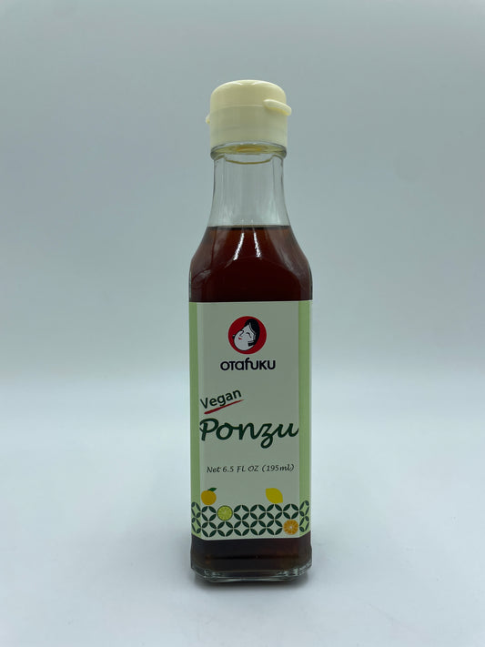 Bæger med vegansk Ponzu-sauce fra OTAFUKU, japansk smag, klar til brug i madlavning eller som dip