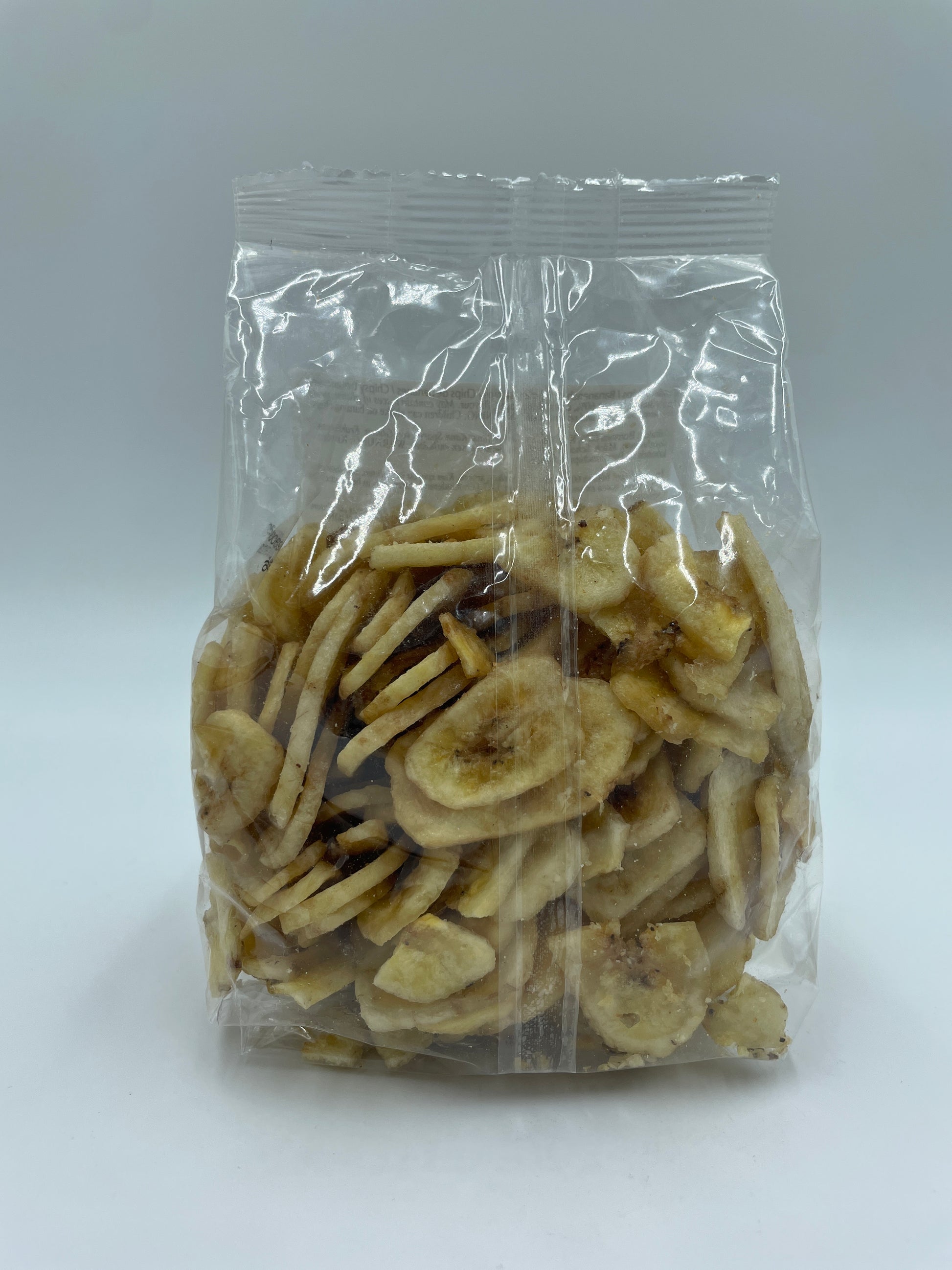 Bananchips snacks fra H & S, sprøde og gyldne skiver af tørret banan klar til nydelse.