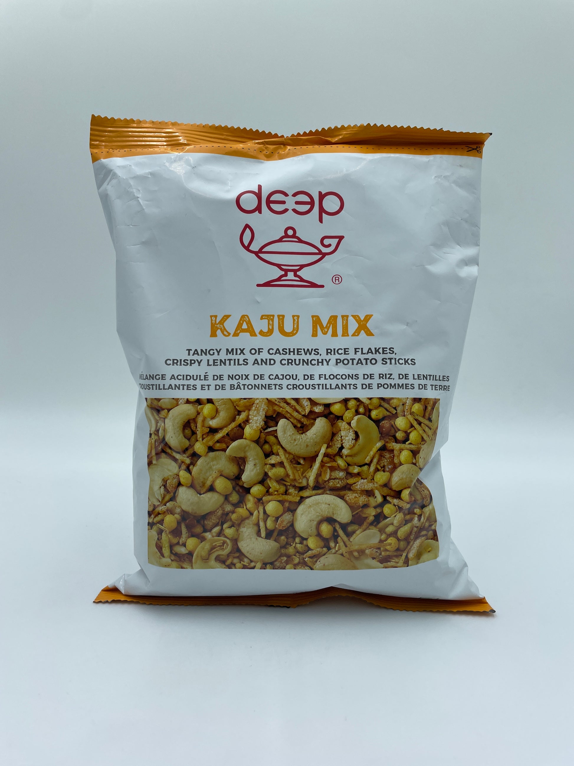 Krydret snack med cashewnødder, risflager, sprøde linser og kartoffelsticks fra DEEP i en blanding af snacks.