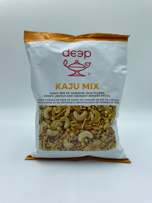 Krydret snack med cashewnødder, risflager, sprøde linser og kartoffelsticks fra DEEP i en blanding af snacks.