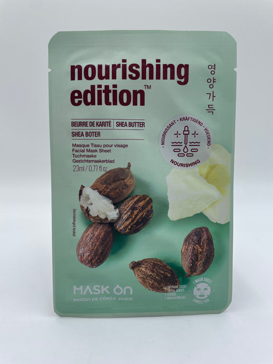 Fugtgivende ansigtsmaske med sheasmør fra MAISON DE COREE, viser masken på en skål med ingredienser.