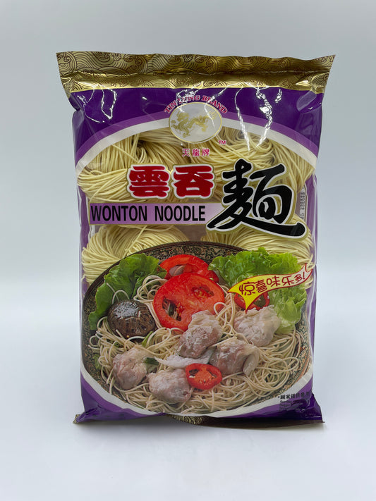 Bølgeformede wonton nudler fra Tin Lung Brand i en skål med ris og grøntsager.