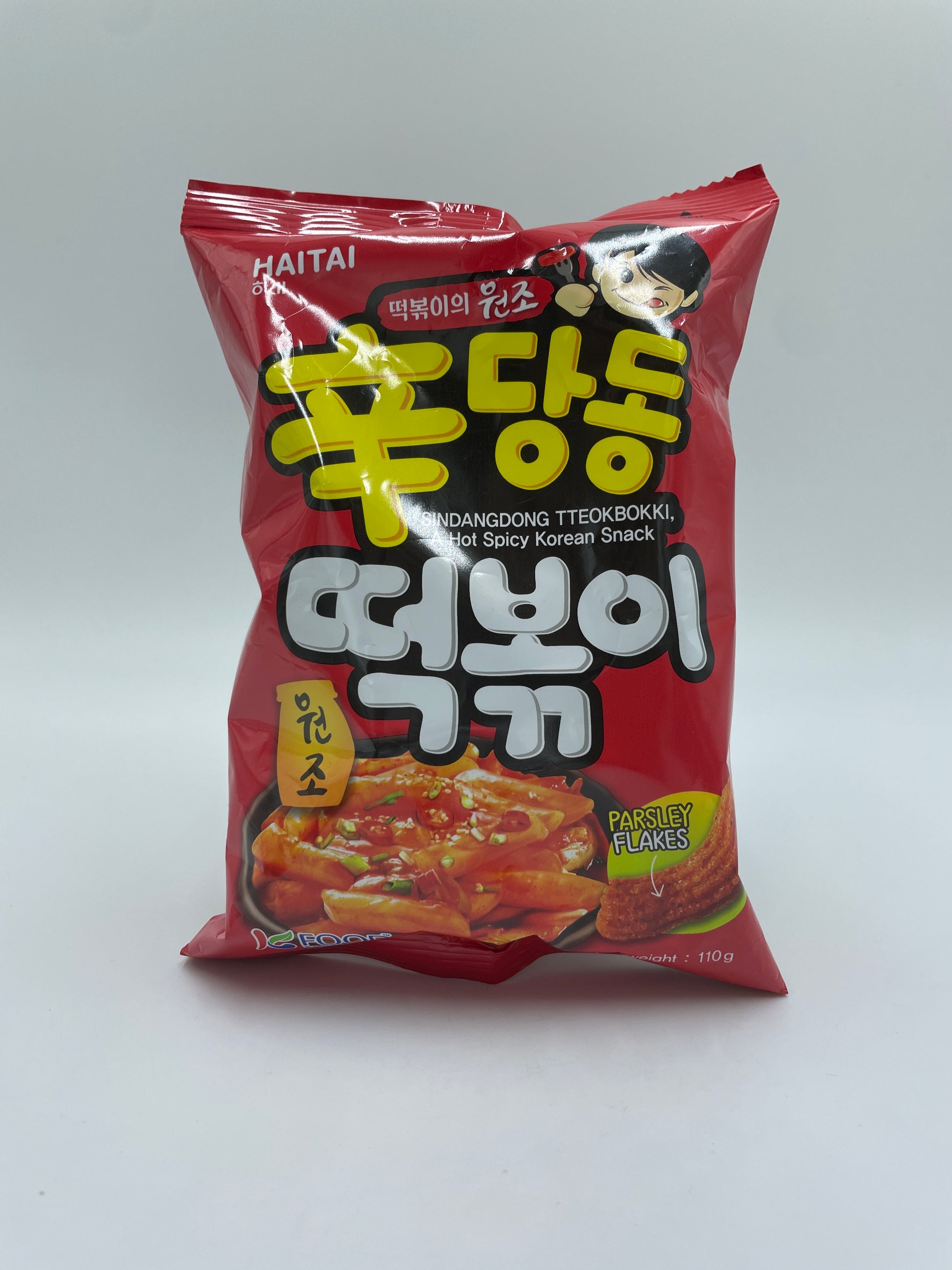 Sindangdong Tteokbokki hot spicy koreansk snack fra Haitai, vises i pakke med røde, krydrede riskager og saus.