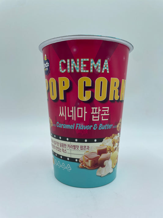 Darpa popcorn snacks med karamel- og smørsmag, vist i en åben pose med sprød popcorn.