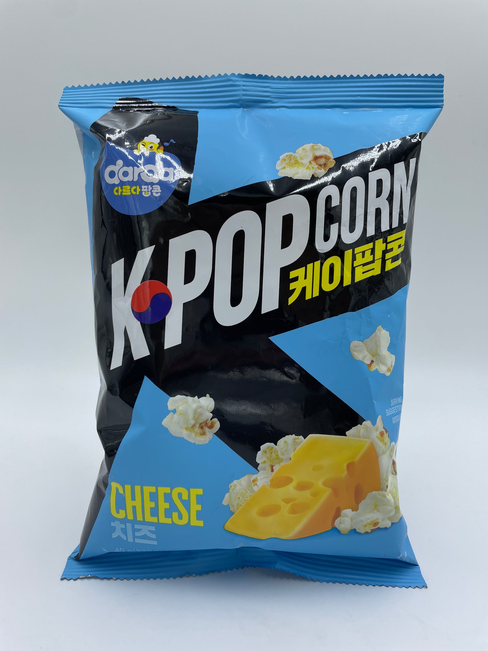 K-popcorn med ost fra DARDA, sprød snacks med ostesmag, vist i en åben pose med gyldne popcorn.