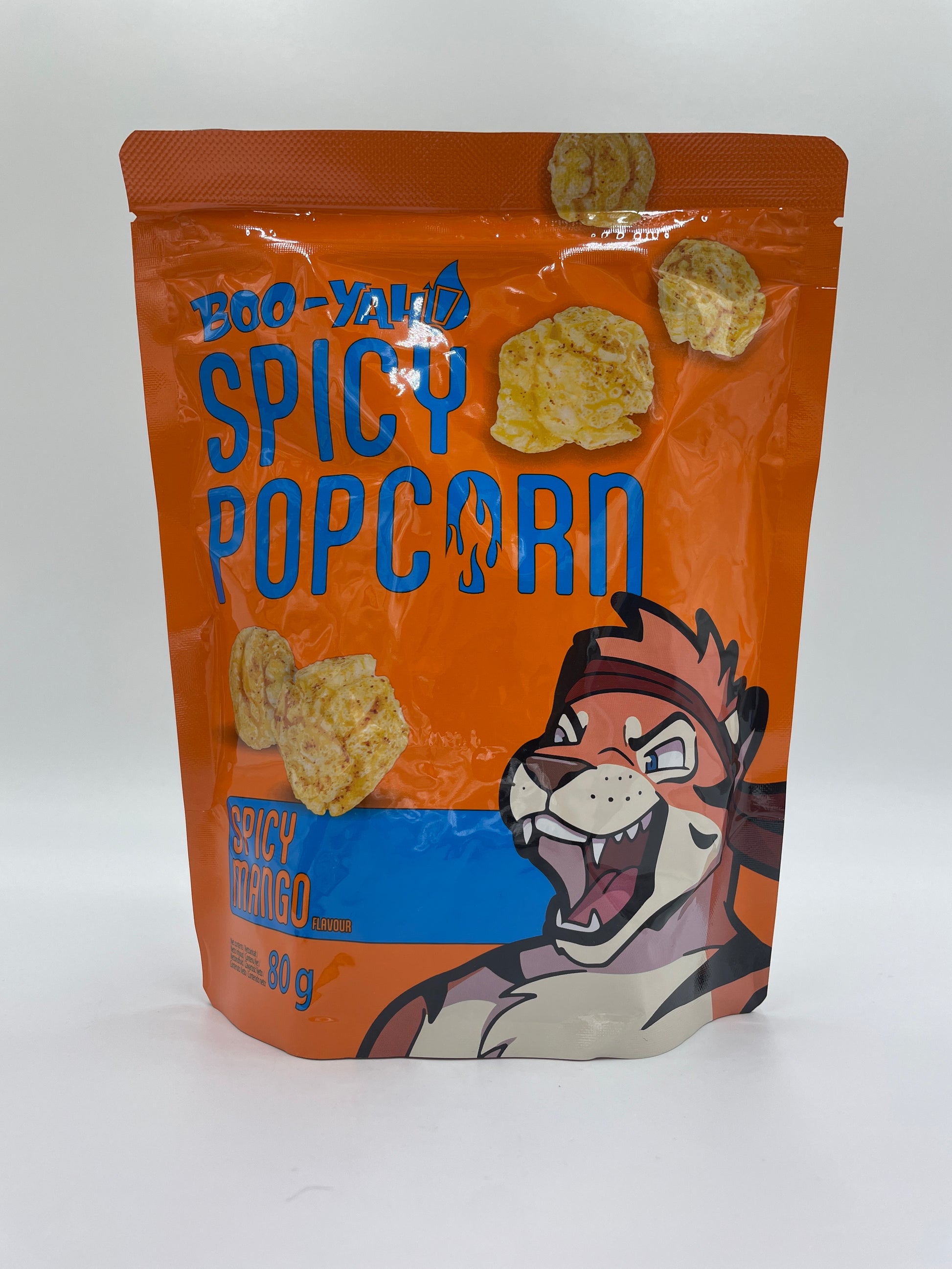 Boo-Yah spicy popcorn med mangosmag, snacks i pose med krydret popcorn og mango smag.