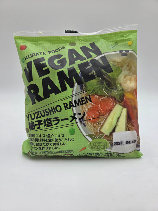 Veganske instant nudler i ramen med yuzushio smag, fra KURATA FOODS, vist i en skål med dampende nudler og garniture.