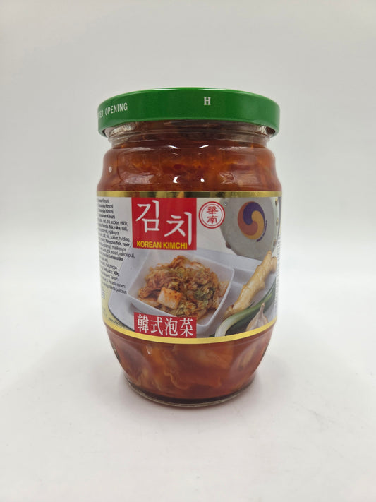 Koreansk kimchi fra SOUTH CHINA i konservet form, vises i glasglas med fermenteret grøntsager og krydderier.