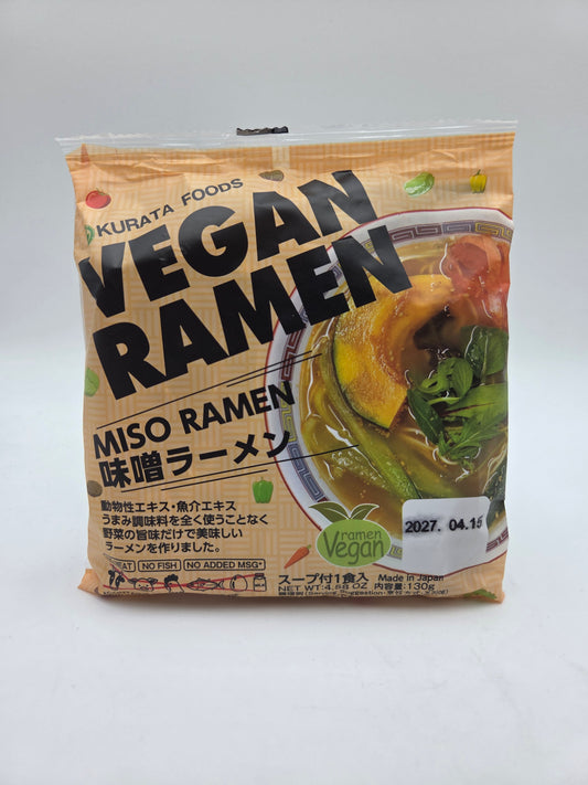 KURATA FOODS veganske instant nudler med miso-smag, klar til servering i en skål med dampende ramen.